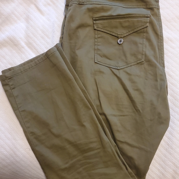 Army green Lee stretch cargo pants. Mid rise Size 20W. Inseam 30 - Picture 1 of 5